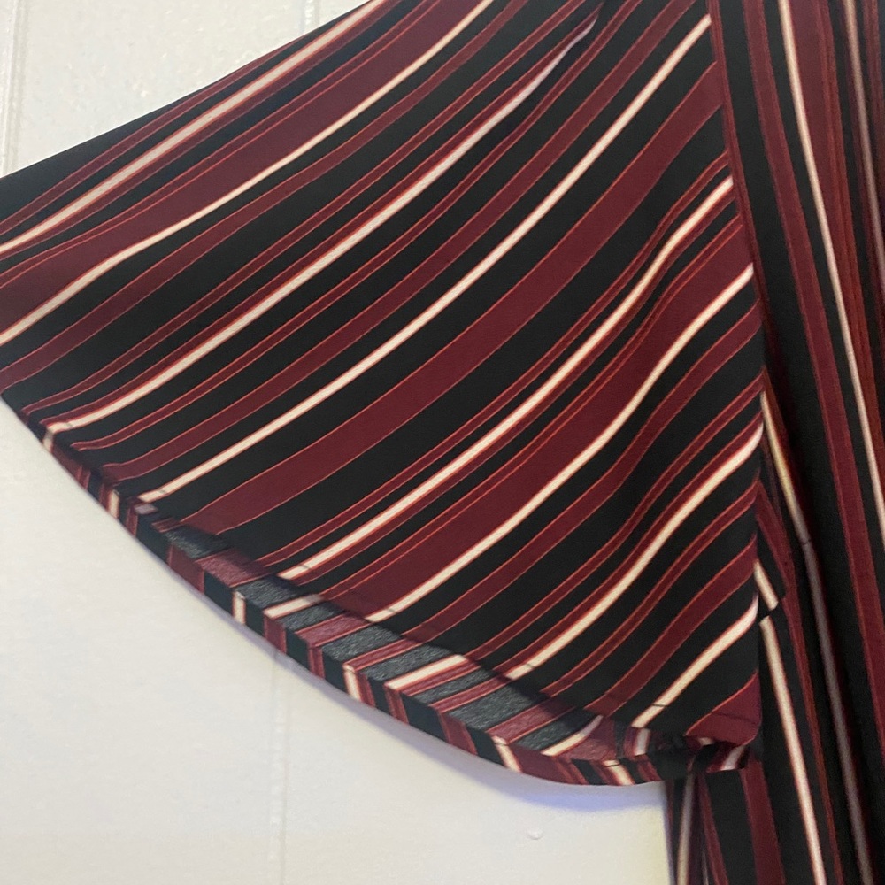 Striped jumpsuit great for holiday season - Picture 5 of 5